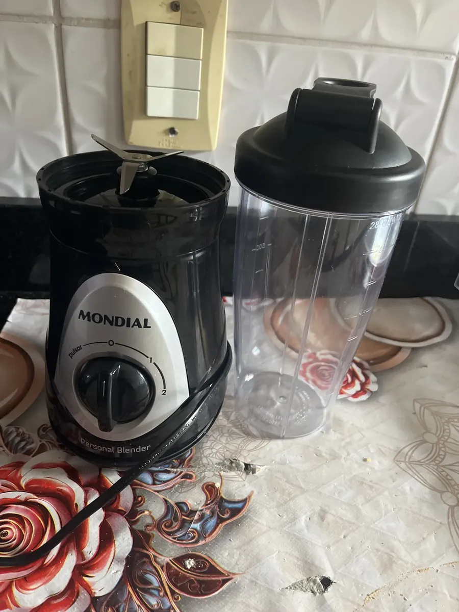 Base, lâminas e copo do Personal Blender Mondial