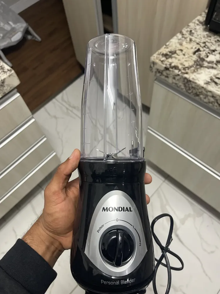 Comprador segurando o Personal Blender Mondial montado