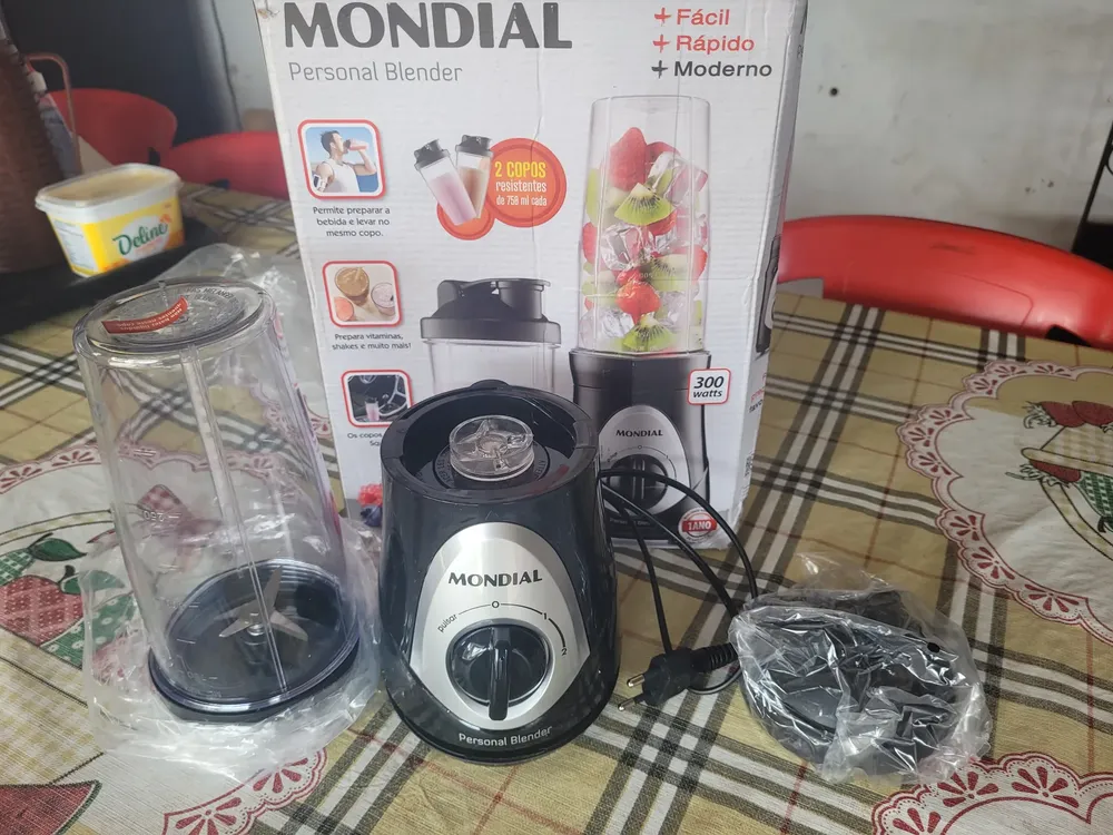 Personal Blender Mondial com embalagem e acessórios