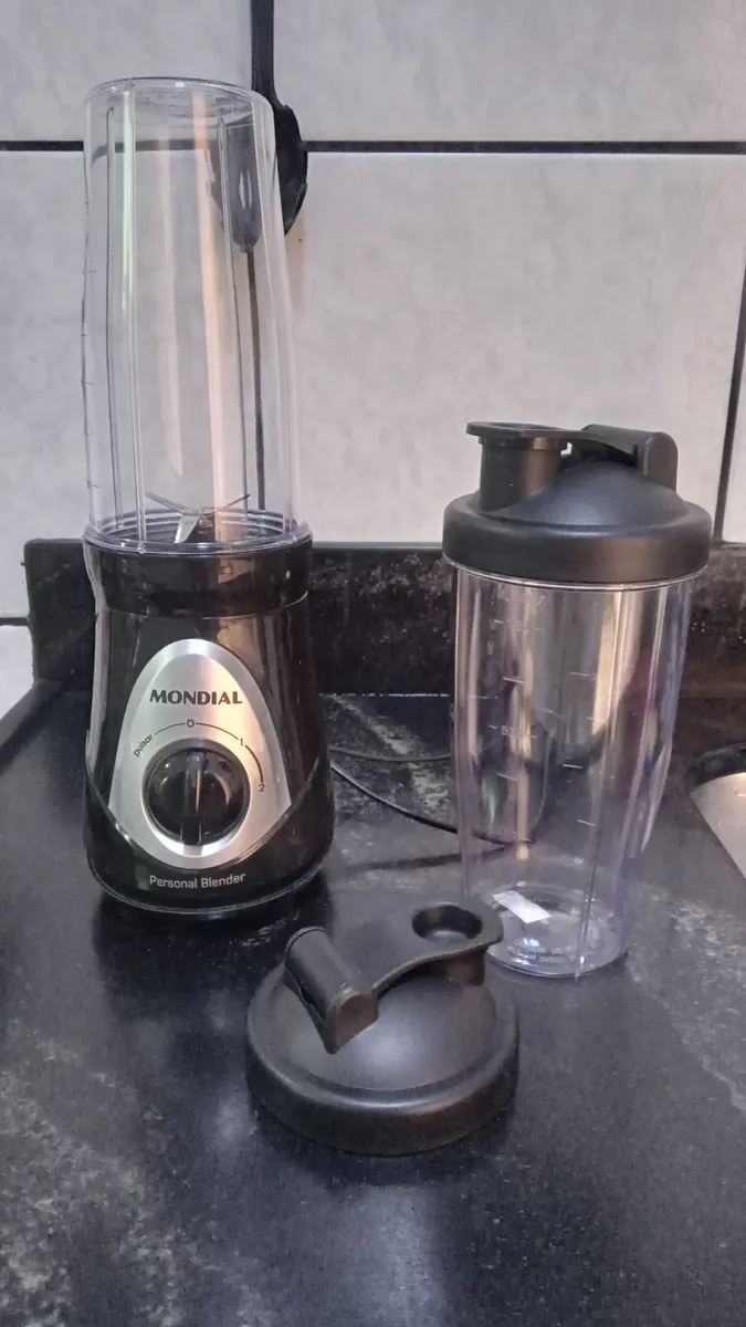 Personal Blender Mondial com os dois copos e tampas